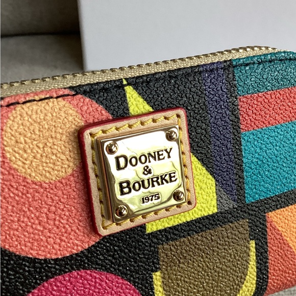 Dooney & Bourke Art Deco Large Zip around credit card case. NWT in Black - Picture 8 of 13